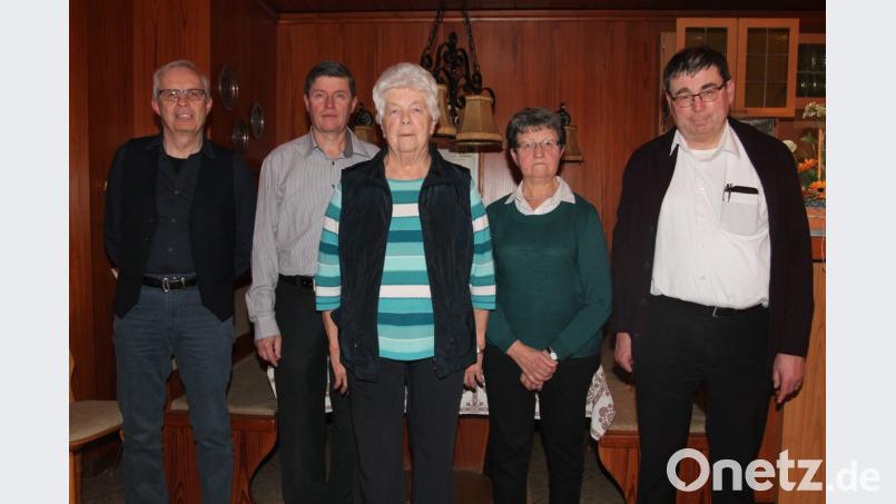 Die Leistungen der Geehrten (in der Mitte Marianne Wallner) würdigten Stadtpfarrer Pater Hans Ring, Vorsitzende Therese Neuber, Kreisvorsitzender Georg Schreglmann und Vorsitzender Hans Müllhofer (von rechts). Bild: pi