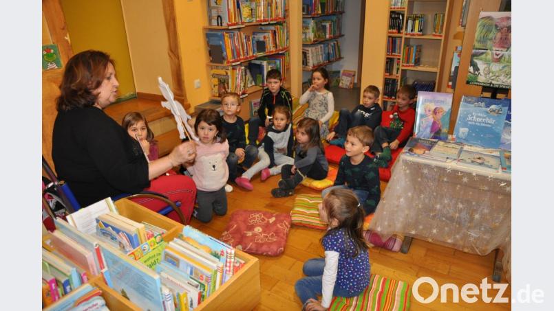 Nach dem Vorlesen zeigt Sieglinde Lorenz den Kindern, wie sie einen Stecker mit dem gestiefelten Kater anfertigen können. Bild: ak