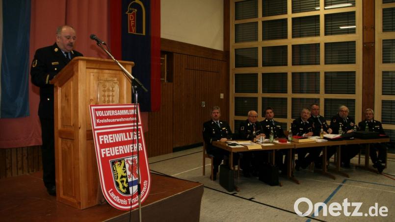 Kreisbrandrat Andreas Wührl – am Rednerpult – warb für eine Mitgliedschaft beim Kreisfeuerwehrverband. „Wir freuen uns auf das 100. Mitglied.“ Bild: wro