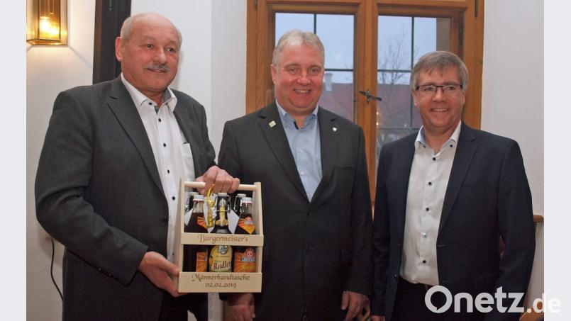 Mit einem Biertragerl und einem finanziellen Zuschuss für eine Urlaubsreise gratulierten CSU-Ortsvorsitzender Johann Bösl (links) und dessen Stellvertreter Klaus Hernes (rechts) Bürgermeister Markus Dollacker. Bild: sön