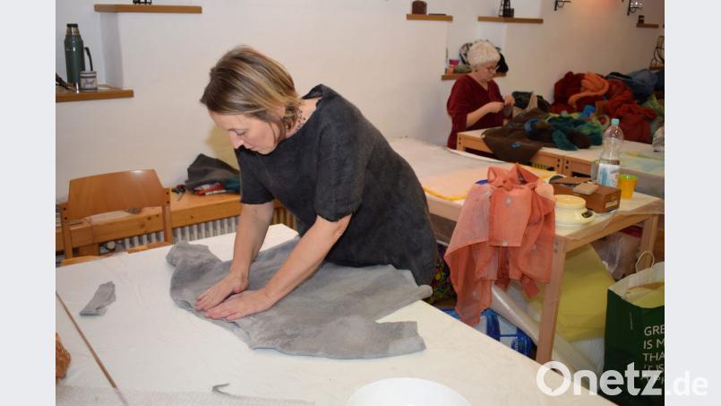 Der selbstgemachte Pullover aus Filz ist chic und macht auch ein bisschen stolz. Bild: bnr