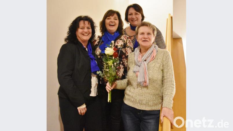 Doris Weiß, Simone Hoppe und Irmgard Lehmeier (von links) zeichnen Ursula Kuhn aus. Bild: mof
