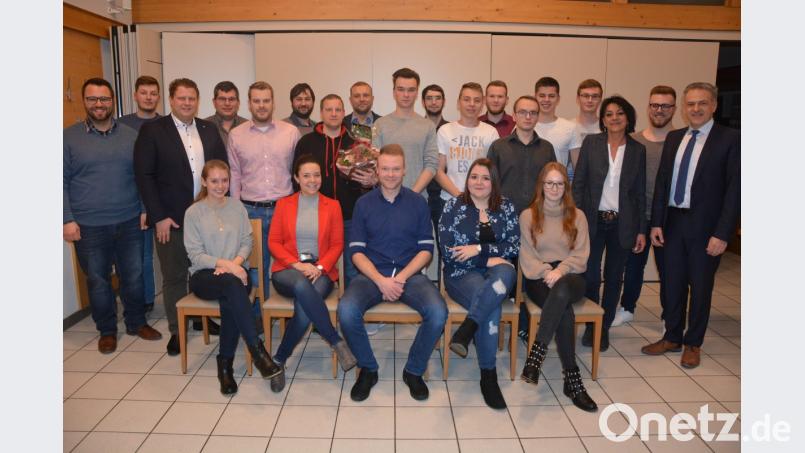 Der JU-Ortsverband Mitterteich hat ein neues Führungsteam. Vorsitzender ist Christoph Hampel (sitzend, Mitte). Nach zweijähriger Vorstandstätigkeit verzichtete Daniel Kircher (mit Korb) auf einer Wiederwahl. Der neuen Vorstandschaft gratulierten Bürgermeister Roland Grillmeier (rechts), 2. Bürgermeister Stefan Grillmeier (Dritter von links) JU-Kreisvorsitzender Matthias Grundler (links), sowie FU-Ortsvorsitzende Alexandra Weiß (Dritte von rechts). Bild: jr
