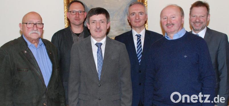 Der wiedergewählte Vorstand der CSU Hiltersdorf (von links): Schriftführer Josef Tröster, Geschäftsführer Christian Tröster, Vorsitzender Theo Flierl, Kreisvorsitzender Harald Schwartz, Schatzmeister Johann Meyer und Freudenbergs Bürgermeister Alwin Märkl, Bild: sche