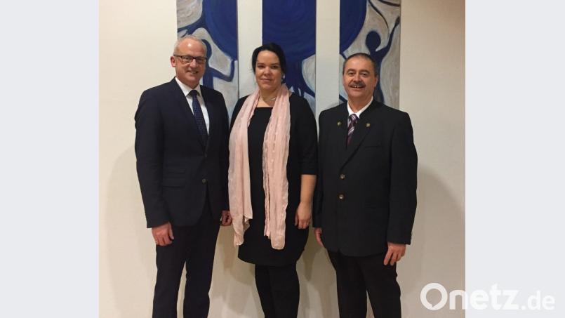 Die Bürgermeister Bernhard Lindner (links) und Peter Dotzler (rechts) gratulieren der neuen Geschäftsstellenleiterin Sabine Wilde. Bild: ibj