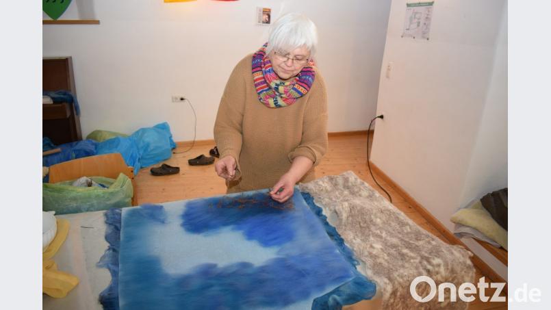Anita Köstler ist Meisterin im Filzhandwerk. Hier zeigt sie, dass Filz in Verbindung mit Torffasern einen guten Starhlenschutz bietet. Bild: bnr