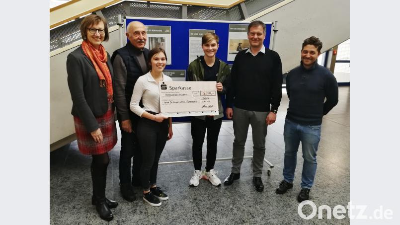 Josef. Ziegler (Zweiter von links) ) bedankt sich bei Schulleiter Christian Schwab (Zweiter von rechts) ) und Organisator Wolfgang Malzer (rechts) für die Treue, mit der seine „Aktion Tschernobyl“ seit vielen Jahren durch das JAS-Gymnasium begleitet wird. Die SMV, hier vertreten durch die Schülersprecher Annika Sporrer (Dritte von links) und Elias Dobler (Dritter von rechts), überreichten gemeinsam mit der Elternbeiratsvorsitzenden Johanna Baumann (links), eine Spende von 2500 Euro. Bild: exb