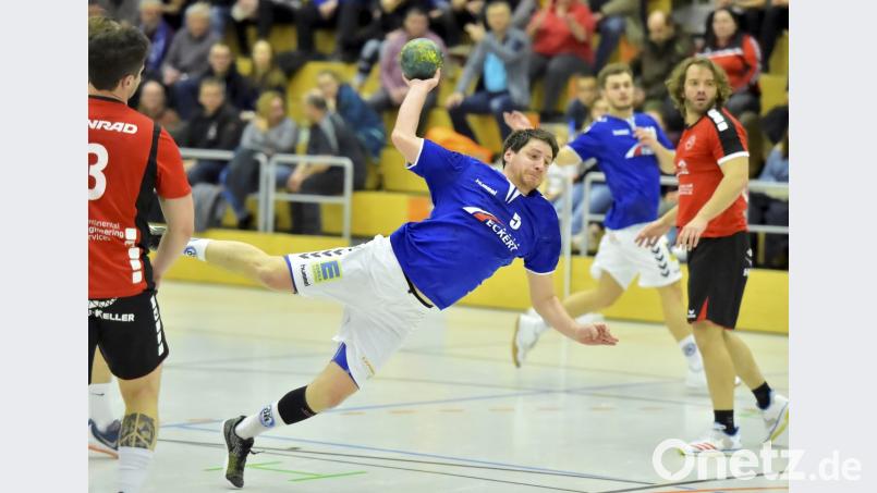 Der Auerbacher Spielertrainer Matthias Schnödt (Mitte) bringt mit diesem schönen Fallwurf vom Sulzbacher Kreis den SV 08 mit 9:8 in Führung. Dem Sulzbacher Kreisläufer Martin Burkhardt (links) und Rückraumspieler Johannes Luber (rechts) bleibt nur das Nachsehen. Bild: Hubert Ziegler