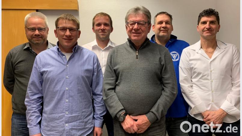 Kurt Schmidt (vorne Mitte) führt weitere zwei Jahre den Fußballförderverein an. Mit zum Vorstand gehören sein Stellvertreter Reiner Ullmann (rechts), Kassier Norbert Schmid (vorne links), Schriftführer Klaus Brunner (hinten rechts) und Revisor Roman Melzner (hinten links). Neu ist Matthias Pocker (hinten Mitte). Bild: mez