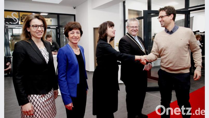 Die Bürgermeisterinnen Martina Englhardt-Kopf, Ulrike Roidl, OB-Gattin Susanne Feller und Oberbürgermeister Andreas Feller (von links) begrüßen Schreinermeister Michael Bräu (rechts) zum Neujahrsempfang in der Oberpfalzhalle. Bild: Hirsch