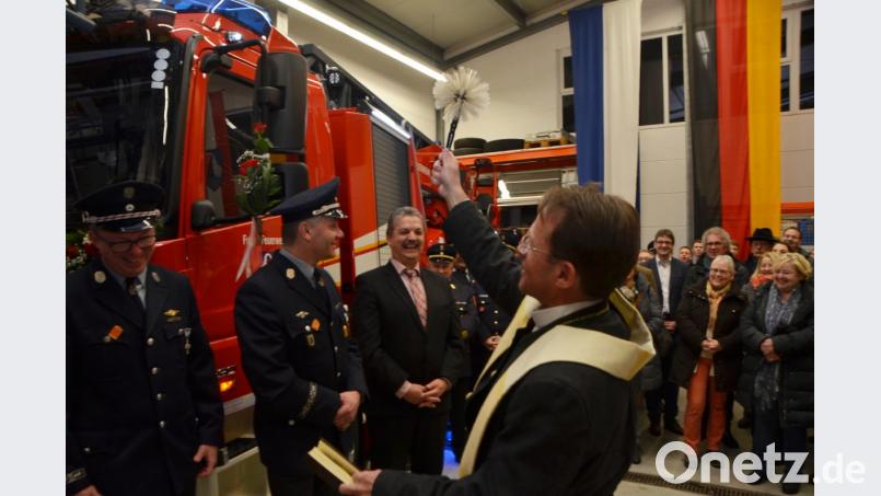 Dekan Alexander Hösl besprengt die Teilnehmer üppig mit Weihwasser. Angeblich soll es der Wunsch des Bürgermeisters Andreas Wutzlhofer (Dritter von links) gewesen sein. Bild: dob