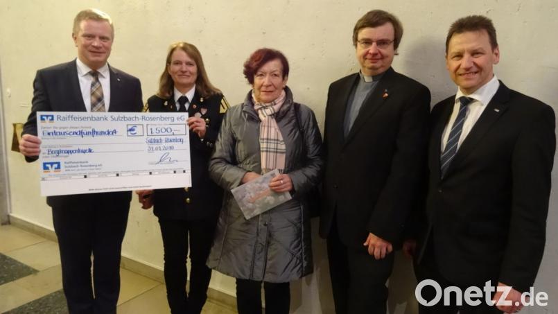 Einen Spendenscheck überreichten die Raiba-Vorstände Martin Sachsenhause (links) und Erich Übler (rechts) an die Vorsitzende des Bergknappen-Fördervereins Alexandra Ottmann. &quot;Hausherr&quot; Stadtpfarrer Roland Kurz freut sich mit Angela Moser, die ein Candle-Light-Dinner gewonnen hat. Bild: hka