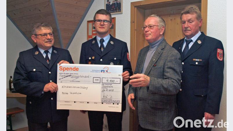 Die Spende über 4900 Euro überreicht Joachim Hantke im Beisein von Pater Hermann Sturm und Kommandant Michael Rothut III (von rechts) an Mesner Josef Donhauser (links). Bild: sön