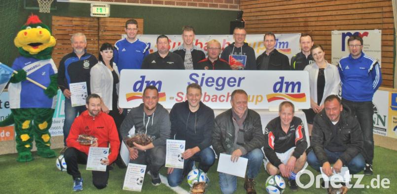 Die Spielführer der beteiligten Mannschaften mit der Geschäftsleitung des dm-Drogeriemarkts Sulzbach und Mitgliedern des Organisationsteams des SV Illschwang bei der Siegerehrung. Bild: no