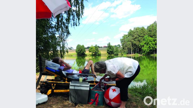 Noch einmal die Füße ins Wasser halten: Das Herzenswunsch-Hospizmobil des Roten Kreuzes erfüllt letzte Wünsche. Bild: exb