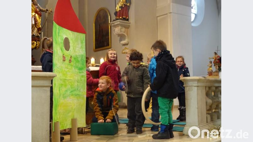 Den Gottesdienst zum Tag der offenen Tür gestalten die Kinder mit. Bild: exb