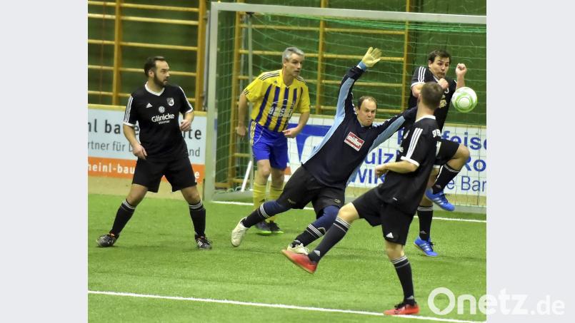 Der SK Fürnried (gestreiftes Trikot) und der SV Kauerhof (in Schwarz) trennten sich 1:1 unentschieden. Bild: Hubert Ziegler