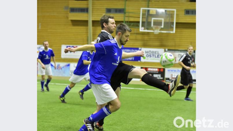 Szene aus dem Spiel des Veranstalters SG Illschwang/Schwend (vorne) gegen den 1. FC Edelsfeld. Bild: Hubert Ziegler
