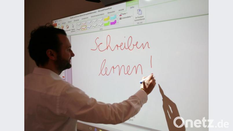 So sieht eine interaktive Tafel aus, die die Gemeinde Pirk für die Grund- und Mittelschule anschaffen will. Symbolbild: Oliver Berg/dpa