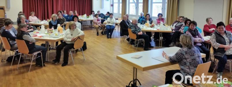 Anni Lautenbacher unterhält beim KAB-Familienfrühstück zahlreiche Besucher im Herz-Jesu-Pfarrheim. Bild: mez