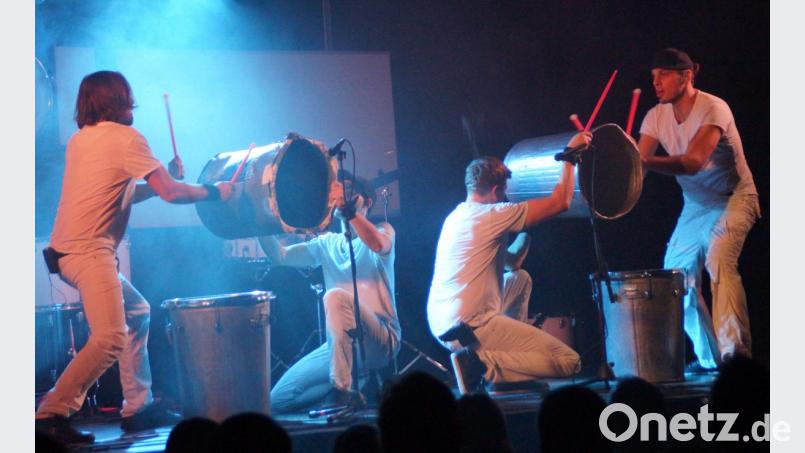 Die Protagonisten der Show &quot;Drum Stars&quot; zeigten eine rasante Show aus Rhythmik und Lichteffekten. Selbst Müll- und Regentonnen waren vor den rhythmischen Schlägen der Trommler und Schlagzeuger nicht sicher. Bild: weu