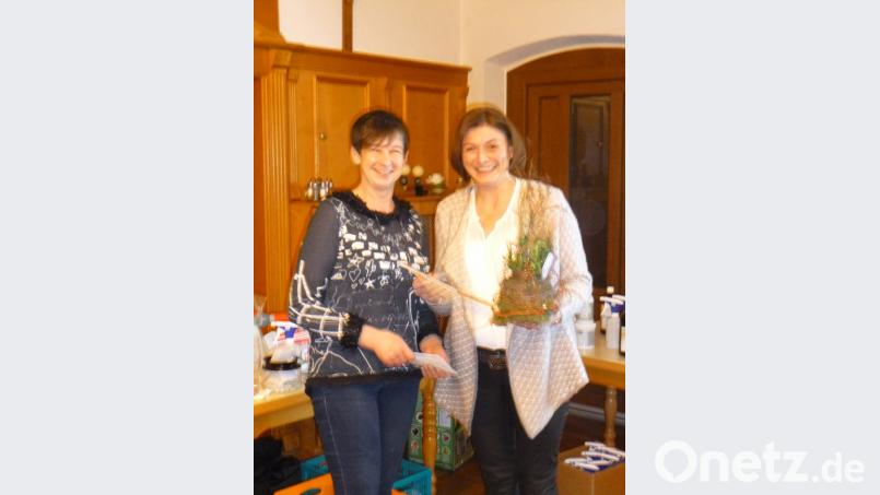 Das Bild zeigt die Vorsitzende des Pressather Obst-und Gartenbauvereins, Rita Brüderer mit der Referentin Christine Sturm. Bild: is