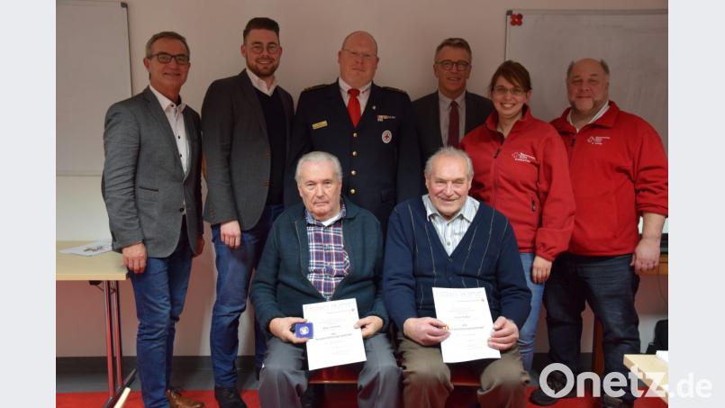 Bürgermeister Werner Nickl, stellvertretender BRK-Kreisgeschäftsführer Sven Lehner, Kreisbereitschaftsleiter Christian Stahl, Kreisvorsitzender Franz Stahl, Kemnaths Bereitschaftsleiterin Kristina Konz und deren Stellvertreter Harald König (stehend von links) danken Albin Schmid und Hans Zeitler (vorne von links) für ihre Leistungen. Bild: mde