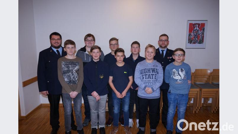 Die Jugendlichen freuen sich über die Auszeichnung durch die Feuerwehrverantwortlichen: Im Bild von links Jugendwart Matthias Ziegelmeier, Florian Pronath (Bronze), Timo Weigert (Gold-Rot), Ferdinand Hiltner (Bronze), Kilian Plank (Silber), Nico Plank (Gold), Paul Hiltner (Silber), Luis Ziegler (Silber), Jugendwarthelfer Patrick Avemaria und Lukas Schönberger (Bronze) Bild: nib