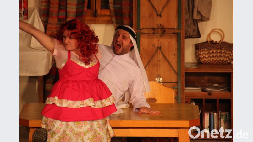 Die Theatergruppe Tiefenbach begeistert seit 20 Jahren ihr Publikum. Die aktiven Mitglieder stehen dabei nicht immer selbst auf der Bühne, sondern holen sich bekannte Künstler ins „Spaßettl“. Bild: exb