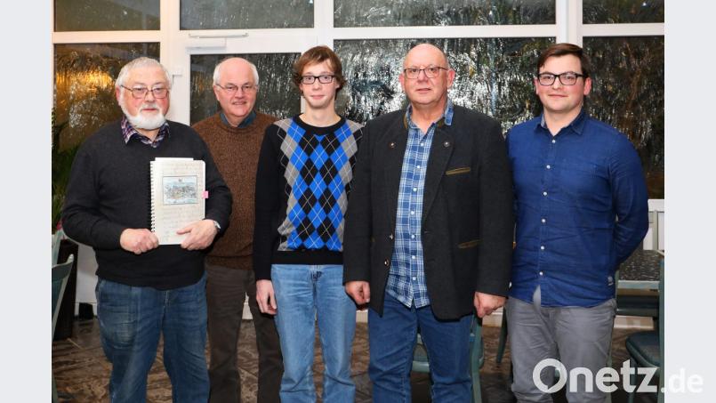 Bernhard Fuch (Mitte) ist der neue Regionalsprecher der Otnant-Regionalgruppe. Mit auf dem Bild (von rechts) der bisherige Sprecher Christian Malzer, der stellvertretende Regionalsprecher Erich Schraml sowie (von links) Harald Fähnrich mit seinem Buch "Gesundheitswesen in Alt-Eger" und Georg Singer. Bild: njn