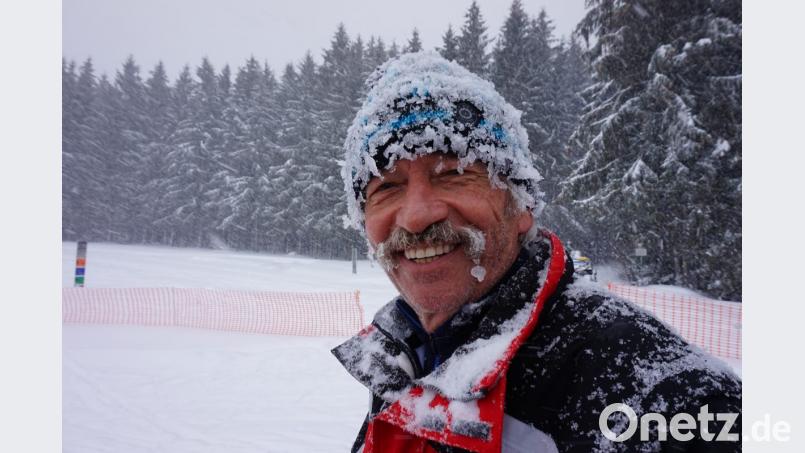 Franz „John“ Knittel vom SC Großberg bei Regensburg betreute die Rennläufer gut gelaunt auf der Loipe in Schwand. Dabei hatte er keine Zeit, sich den Schnee von der Mütze und dem Schnauzer abzuschütteln. Bild: eib