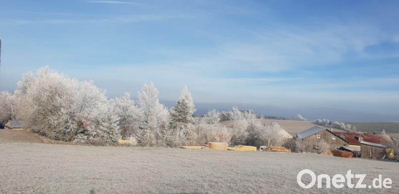 Blauer Himmel und ein bisschen Schnee in Asch im Landkreis Tirschenreuth Bild: Detlef Bartonek
