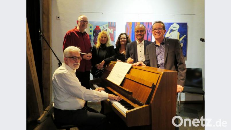 Jakob Schröder, Jürgen Klein, KVT-Vorsitzende Petra Schicker, Ulla Britta Baumer, Landrat-Stellvertreter Alfred Scheidler und KuWa-Vorsitzender Wolfgang Horn (von links) freuten sich über rund 70 Gäste bei der Vernissage zur neuen Ausstellung „Kunst trifft Poesie“. Bild: ubb