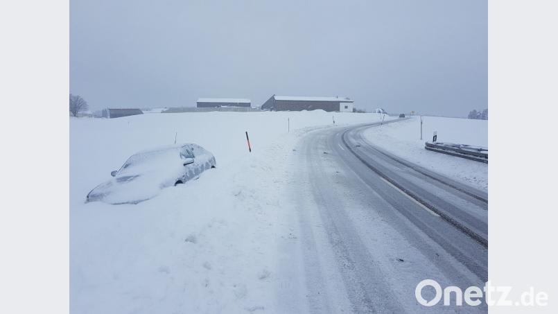 Schneeglatte Straßen sorgten im gesamten Landkreis für Behinderungen. Am Sonntagmorgen kam auf der Staatsstraße 2398 bei Eigelsberg ein Autofahrer aus Fürth aufgrund Schneeglätte ins Schlingern. Der Pkw versank förmlich im Straßengraben. Bild: bgl