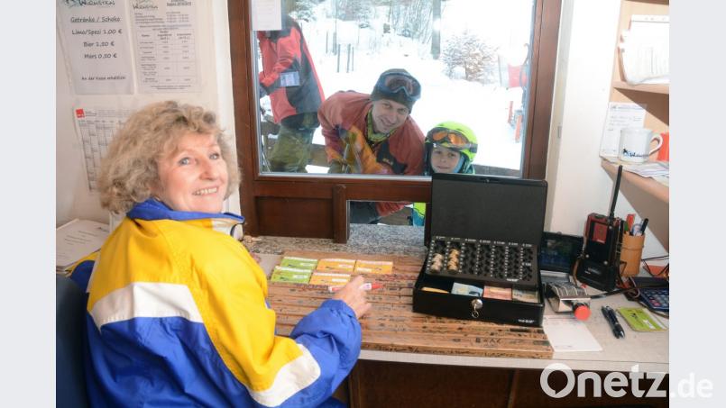 &quot;Mal sehen, was Irene so im Kassenhäuschen macht.&quot; Pistenraupenfahrer Stephan Strunz und sein Sohn Jonas spitzen zum Fenstern rein genießen gut gelaunt den Skitag auf dem Wurmstein. Irene Grünwald vom Förderverein gibt die Liftkarten aus. Sie ist eine von zahlreichen Ehrenamtlichen, die viele Stunden im Jahr anpacken, damit der Wurmstein als Skihang erhalten bleibt. Bild: Gabi Schönberger