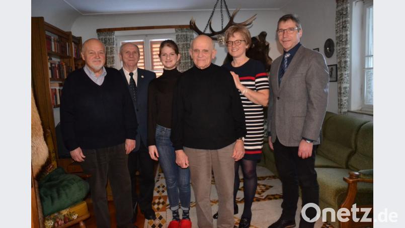 Karl Eckl feiert 80. Geburtstag. Dazu gratulieren Tochter Susanne, Enkelin Amelie und sein Bruder Günther (links) sowie Pfarrer Josef Most (Zweiter von links) und Bürgermeister Hermann Ach (rechts). Bild: gi