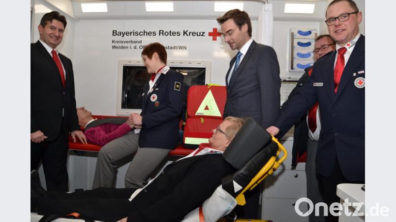Im Behandlungsraum in der mobilen Sanitätsstation können zwei Verletzte gleichzeitig behandelt werden: Pfarrer Hans- Martin Meuß (hinten) und stellvertretende Kreisgeschäftsführerin Edeltraud Sperber. Bild: hcz