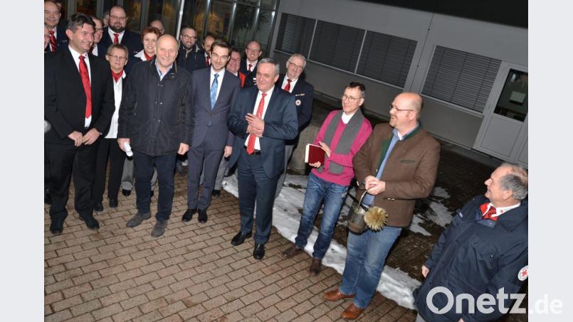 Dekan Johannes Lukas und Pfarrer Hans- Martin Meuß (Zweiter und Dritter von rechts) segnen die mobile Sanitätsstation. Bild: hcz