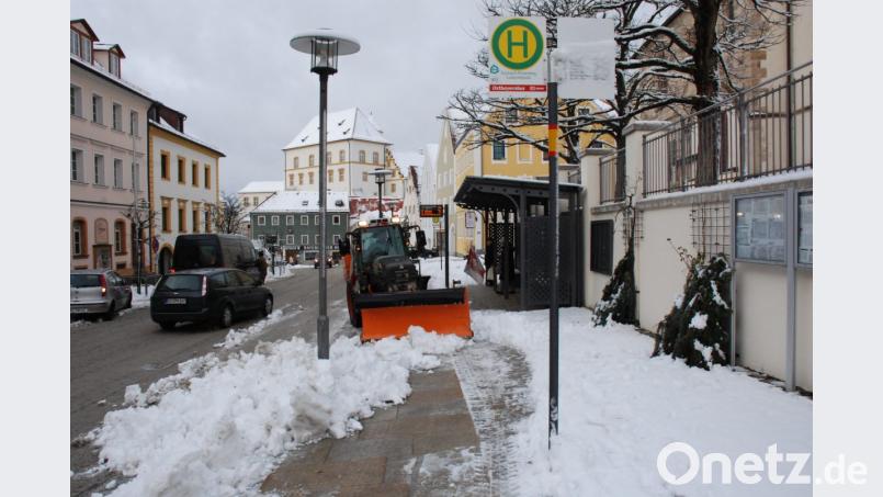 Auch die Bushaltestellen werden von Bauhof und Gärtnerei freigeräumt. Bild: Andreas Royer