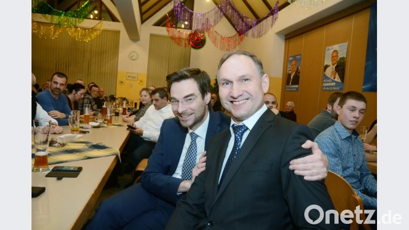 Stephan Oetzinger (links) ist auch als CSU-Kreisvorsitzender stolz, dass die Nachfolge im Manteler Rathaus so perfekt geklappt hat. Bei der Siegesfeier in der Mehrzweckhalle freute sich der Landtagsabgeordnete mit dem neuen Bürgermeister Richard Kammerer. Bild: Gabi Schönberger