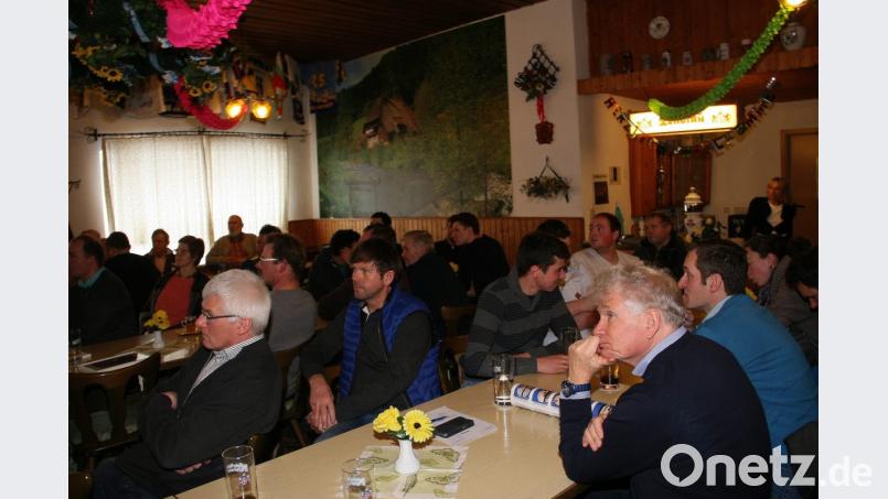 Wertvolle Informationen erhielten die Viehzüchter, die zahlreich im Bayer-Saal erschienen waren. Bild: wro