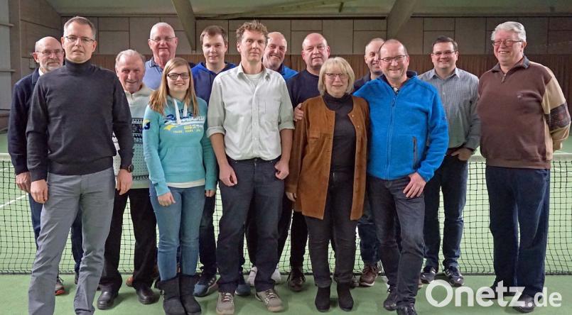Mit dieser Vorstandschaft geht die TG Neunkirchen in die nächsten Jahre (von lnks.): Franz Reger, Uwe Dressel, Gerhard Specht, Günther Spannl, Lena Alt, Christoph Tafelmeier, Matthias Reichel, Richard Schwarzmeier, Harald Wolfram, Ute Schröer, Jürgen Rottenberger, Frank Schröer, Marc Steinsdörfer und Heinz Petz. Bild: lst
