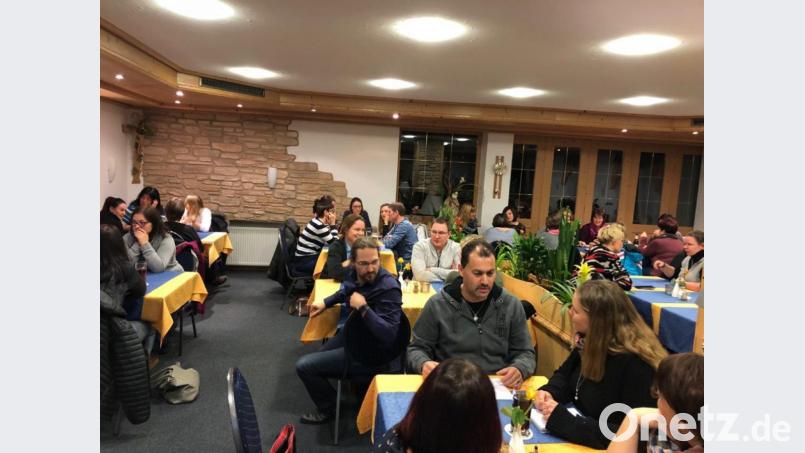 Groß war die Resonanz der Väter und Mütter auf den ersten Elternstammtisch. Bild: exb