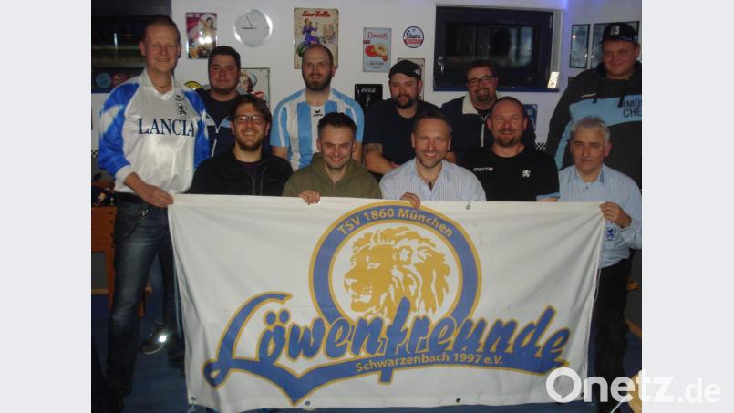 Unser Foto zeigt den neugewählten Vorstand mit dem scheidenden Vorsitzenden Michael Thumfart (links) und seinem Nachfolger Stefan Florian (Zweiter links) sowie dem neuen zweiten Vorsitzenden Stefan Sailer (rechts). Bild: exb