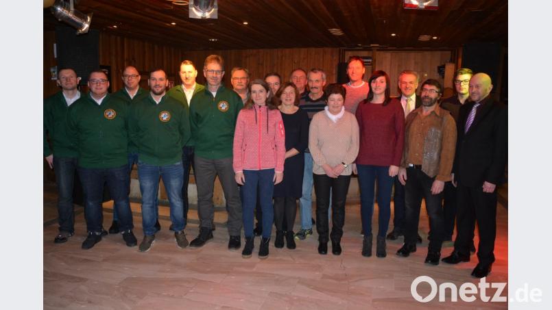 Die überregional erfolgreichen Sportler des vergangenen Jahres mit dem Stadtverbandsvorsitzenden Peter Haibach (rechts) und Bürgermeister Roland Grillmeier (Vierter von rechts). Bild: jr