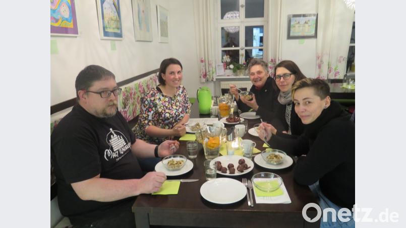 „In der kalten Jahreszeit darf die vegane Kost schön deftig oder richtig süß sein“, meint Tanja Franz (Zweite von links). Bild: jzk