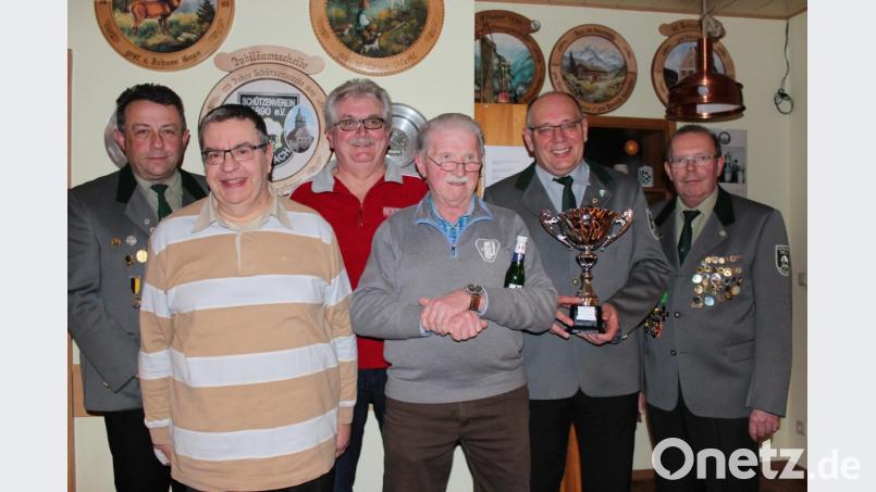 Die Gewinner aus Jahresschießen, Jahrespokalschießen und Vereinsmeisterschaft (von links): Günther Lanz, Wolfgang Rausch, Norbert Trenz, Peter Burger, Wolfgang Ziebell (in Vertretung seiner Frau Elisabeth) und Schützenmeister Dietmar Neugebauer.