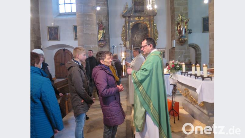 Nach dem allgemeinen Blasiussegen am Ende der Gottesdienste spenden Stadtpfarrer Konrad Amschl und Gemeindereferent Jochen Gößl (von rechts) noch den Einzelsegen. Bild: jzk