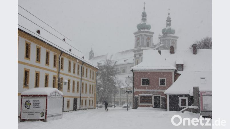 Wegen des anhaltenden Schneefalls hatte nur ein Fierant des Lichtmess-Jahrmarkts seinen Stand geöffnet - aber nicht lange. Bild: kro