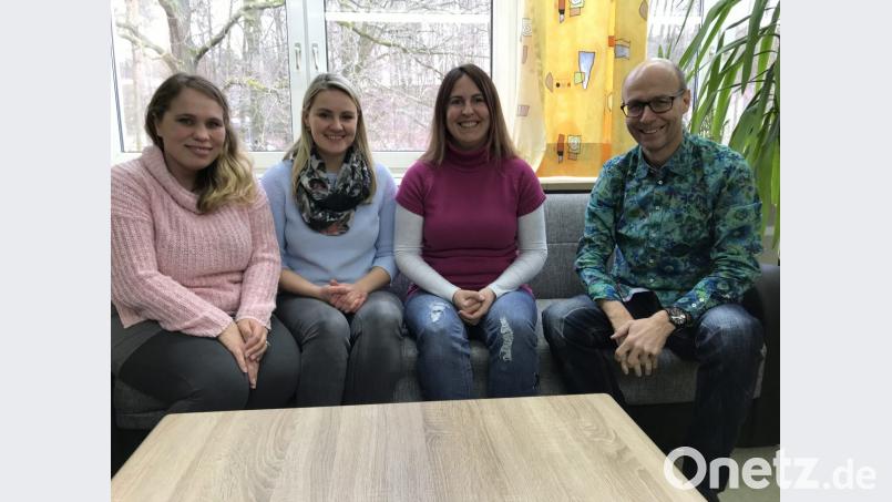 Drei junge Frauen, die begeistert an der FakS lernen: Nicole Scott, Julia Zwetzig und Marina Krisch mit Fachleiter Roland Kusche (von links). Bild: eig